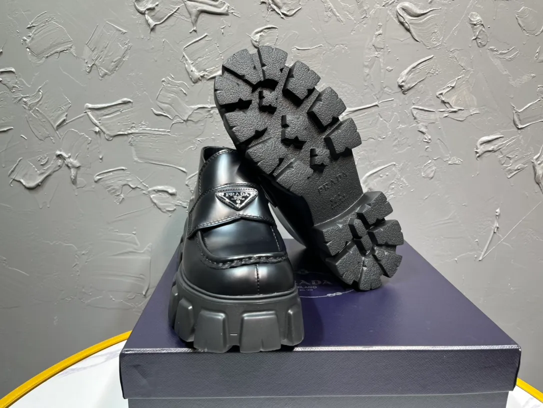 Men's clothing and shoes💰820💰 🔥🔥🔥3990 The latest prada Prada triangle enamel logo high-height lace-up shoes, the official website synchronizes the round toe and bold Lofte boots, using the original one-to-one development, the outsole one-to-one private molding, the fabric uses imported open edge beads, lining cowhide, foot pad cowhide, sole height 5cm, outsole original rubber foam sole, size 39-46